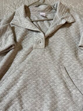stars above Light Gray Quilted Pullover Pajama Top